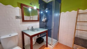 Shower, hair dryer, towels, shampoo
