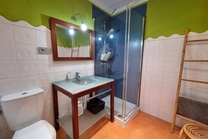 A bathroom with a toilet, sink, mirror, shower, and a wooden ladder. - 175A La Arena 3-Bedroom Apartment by R2R Consulting (Gijón)