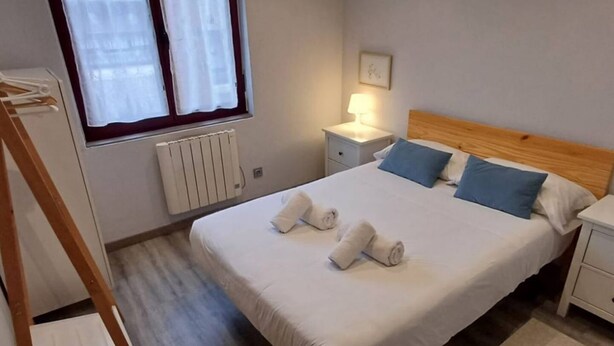 3 bedrooms, iron/ironing board, WiFi (free), bed sheets