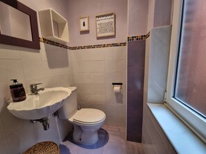 Dusj, hårføner og håndklær