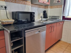 Kjøleskap, mikrobølgeovn, ovn og oppvaskmaskin