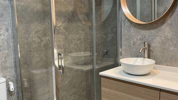 Een douche, handdoeken