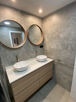 Douche, serviettes fournies