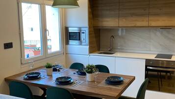 Een koelkast, een microgolfoven, een oven