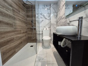 Douche, sèche-cheveux, serviettes fournies