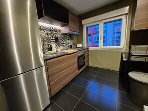 Kjøleskap, mikrobølgeovn, ovn og oppvaskmaskin