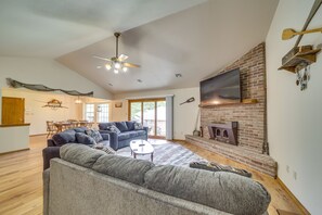 TV, fireplace - Family, Friends & Fishing: Home on Grand Lake (Grove)