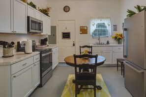 Refrigerador, microondas, parrilla de estufa y cafetera y tetera