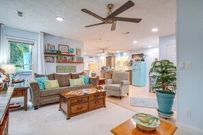 TV, DVD player, books, stereo - Creekside Hendersonville Haven: Hot Tub & Fire Pit (Hendersonville)