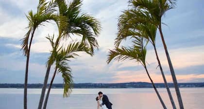 The Island Sound: Ocean View Cottage near Yale, Beach, Downtown, Hikes