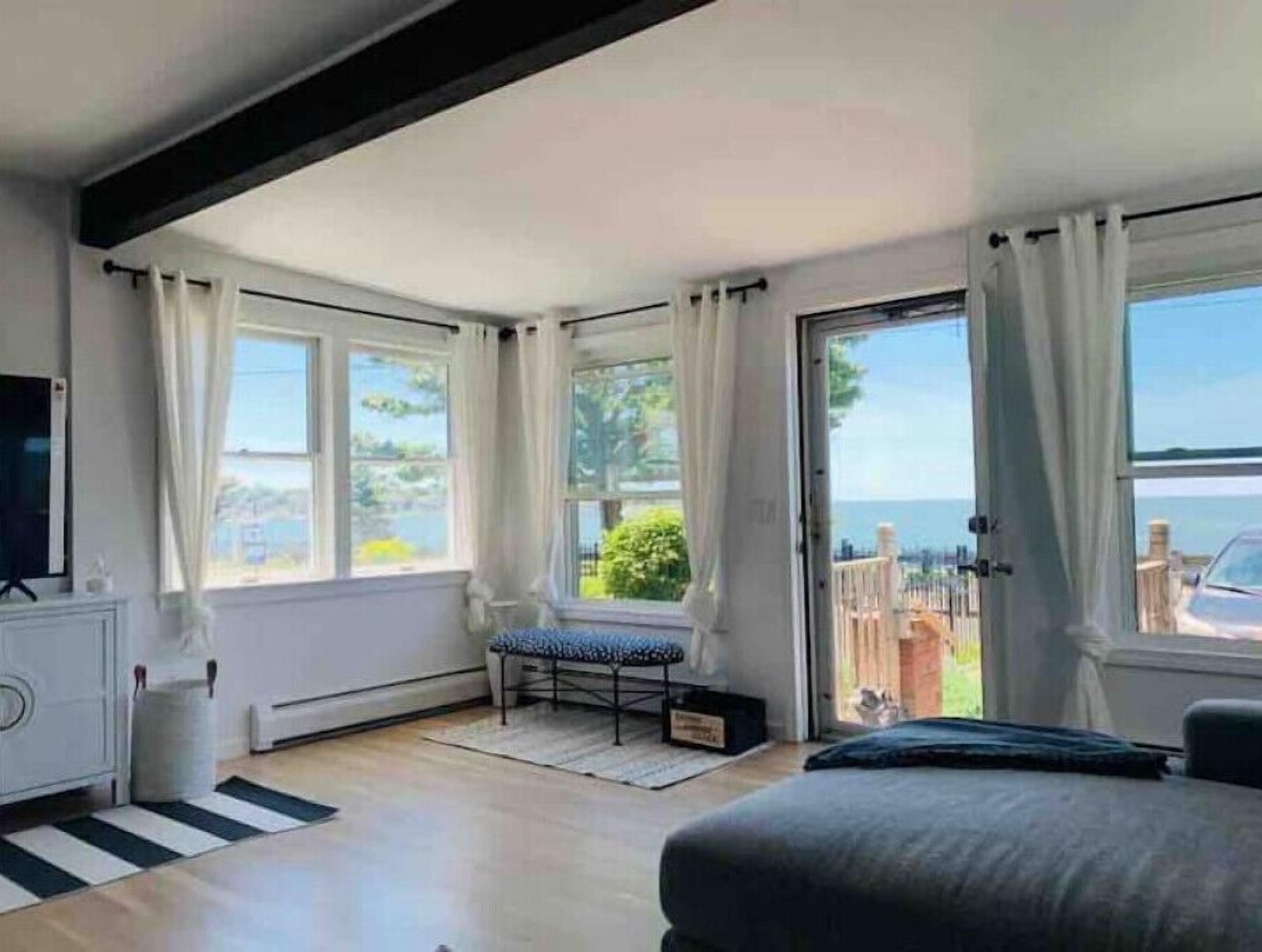 TV connectée, cheminée, livres, chaîne hi-fi