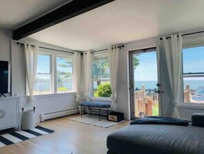 Smart TV, fireplace, books, stereo - The Island Sound: Ocean View Cottage near Yale, Beach, Downtown, Hikes (New Haven)