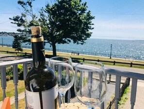 Property grounds - The Island Sound: Ocean View Cottage near Yale, Beach, Downtown, Hikes (New Haven)