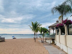 Sur la plage, chaise longue, serviettes de plage
