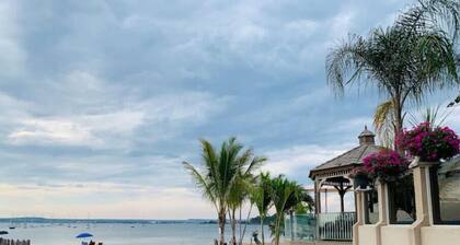 The Island Sound: Ocean View Cottage near Yale, Beach, Downtown, Hikes