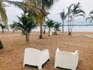 En la playa, camastros y toallas de playa 