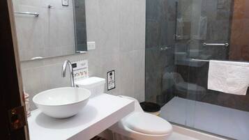 Suite de lujo, balcón, vista a la montaña | Baño | Toallas