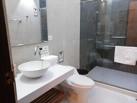 Suite de lujo, balcón, vistas a la montaña | Baño | Toallas