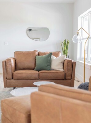 Smart-TV, Kamin, Videospiele, Tischtennisplatte