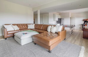 Smart-TV, Kamin, Videospiele, Tischtennisplatte