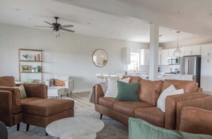 Smart-TV, Kamin, Videospiele, Tischtennisplatte