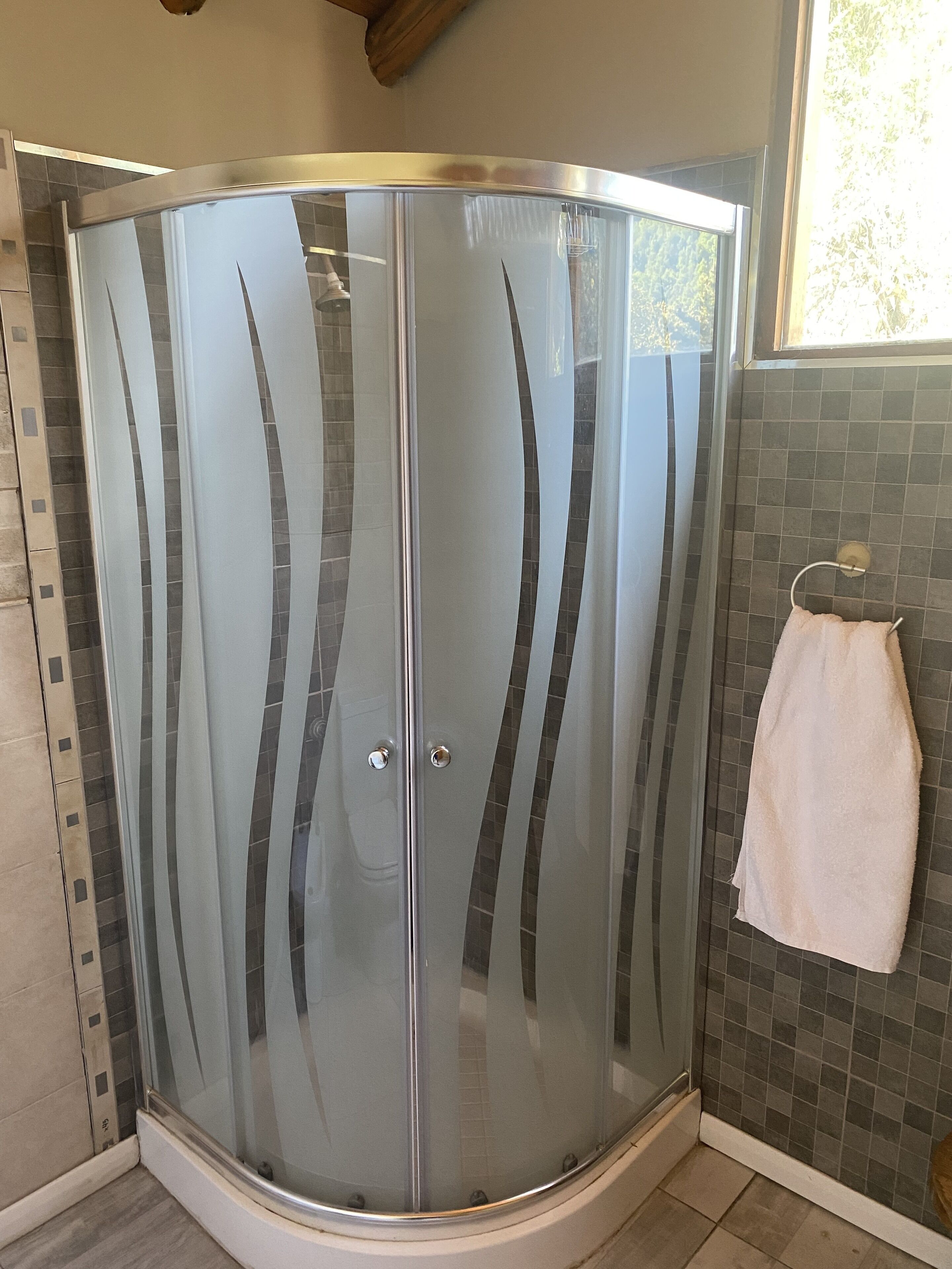 Sèche-cheveux, bidet, serviettes fournies, savon