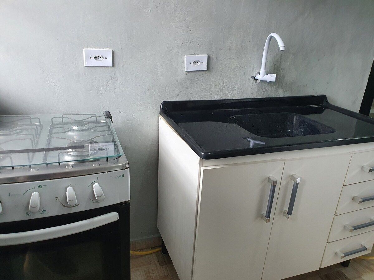 Estúdio econômico | Cozinha privada | Geladeira, micro-ondas, talheres/pratos/utensílios de cozinha