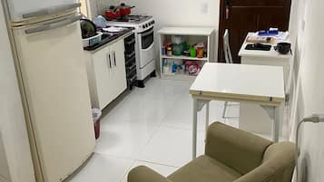 Studio | Private kitchen | Fridge, microwave, cookware/dishes/utensils