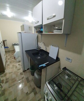 Estudio tradicional | Cocina privada | Refrigerador, microondas y utensilios de cocina 
