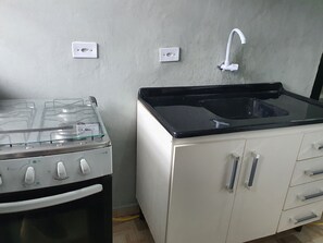 Economy Studio | Private kitchen | Fridge, microwave, cookware/dishes/utensils - KITNET PRACINHA (Pracinha)