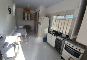 Studio | Private kitchen | Fridge, microwave, cookware/dishes/utensils - KITNET PRACINHA (Pracinha)