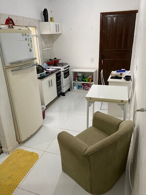 Studio | Private kitchen | Fridge, microwave, cookware/dishes/utensils - KITNET PRACINHA (Pracinha)