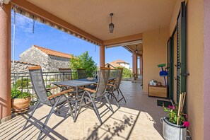 Outdoor dining - Two bedroom apartment with Terrace (Šibenik)