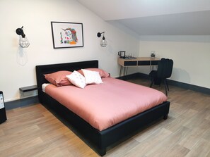1 chambre, bureau, fer et planche à repasser, lit parapluie