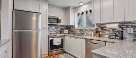 Geladeira, micro-ondas, fogão, cooktop