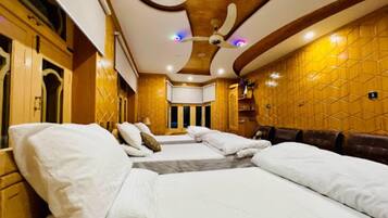 Deluxe-Dreibettzimmer | Schallisolierte Zimmer, Bügeleisen/Bügelbrett, kostenloses WLAN