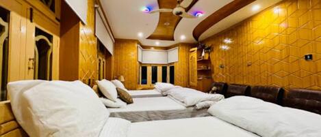Habitación triple Deluxe | Insonorización, tabla de planchar con plancha y wifi gratis