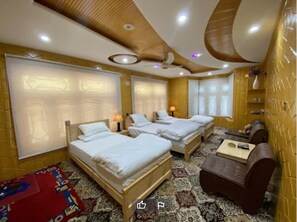 Habitación triple Deluxe | Sistema de insonorización, tabla de planchar con plancha, wifi gratis