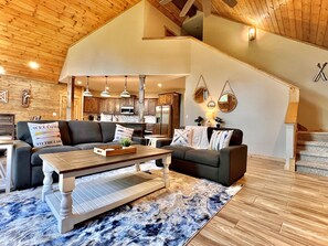 Smart-tv, een open haard en een tafeltennistafel