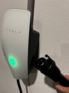 Combined shower/bathtub, hair dryer, towels