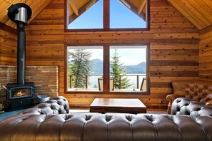 Smart TV, chimenea, videojuegos y futbolito 