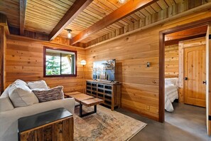 Smart-TV, Kamin, Videospiele, Tischfußball
