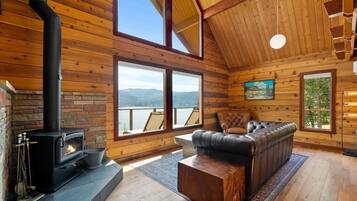 Una Smart TV, una chimenea, videojuegos, un futbolín