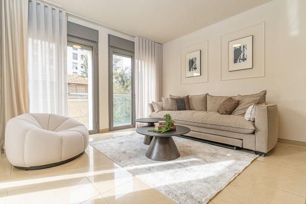 Living Room / Lounge