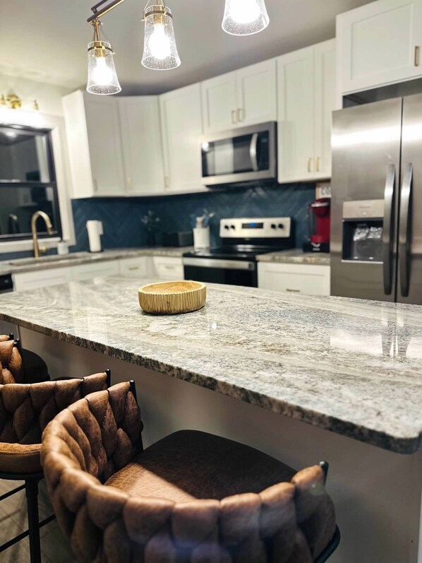 ثلاجة، ميكروويف، فرن، موقد طهي مسطح