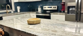 Hot Tub~7 Miles to Airport~EV Charger~Sleeps 20