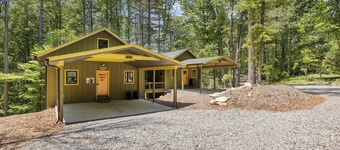 Hot Tub~7 Miles to Airport~EV Charger~Sleeps 20