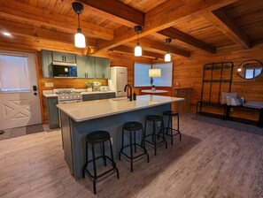 ثلاجة، ميكروويف، فرن، موقد طهي مسطح