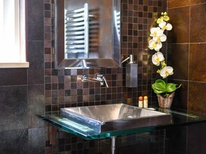 Shower, hair dryer, towels - Dunas Salgados Apartment by Stay ici | Algarve Holiday Rental (Albufeira)