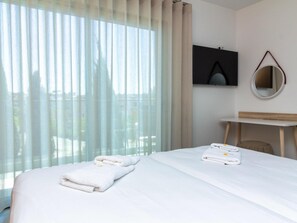 5 bedrooms, iron/ironing board, internet, bed sheets